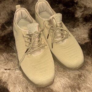 Stylish cushion air Beige Knit Womens  Sneakers